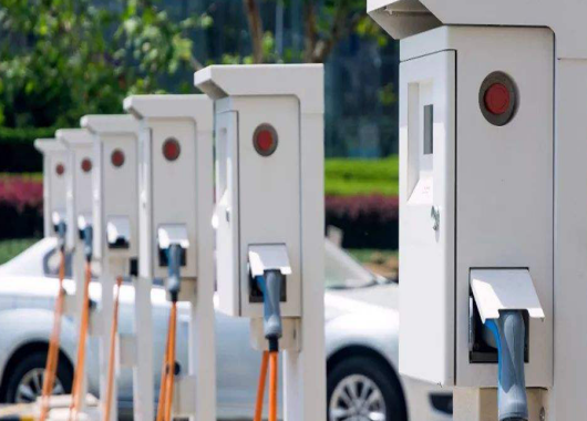 英國(guó)電動(dòng)汽車行業(yè)陷入困境，英媒：中國(guó)背鍋！